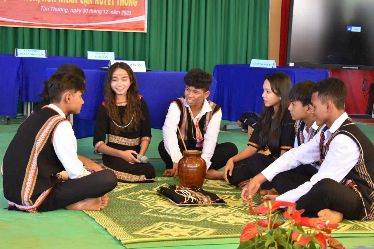 Trang phục truyền thống trở thành nét đẹp quen thuộc trong sinh hoạt học đường