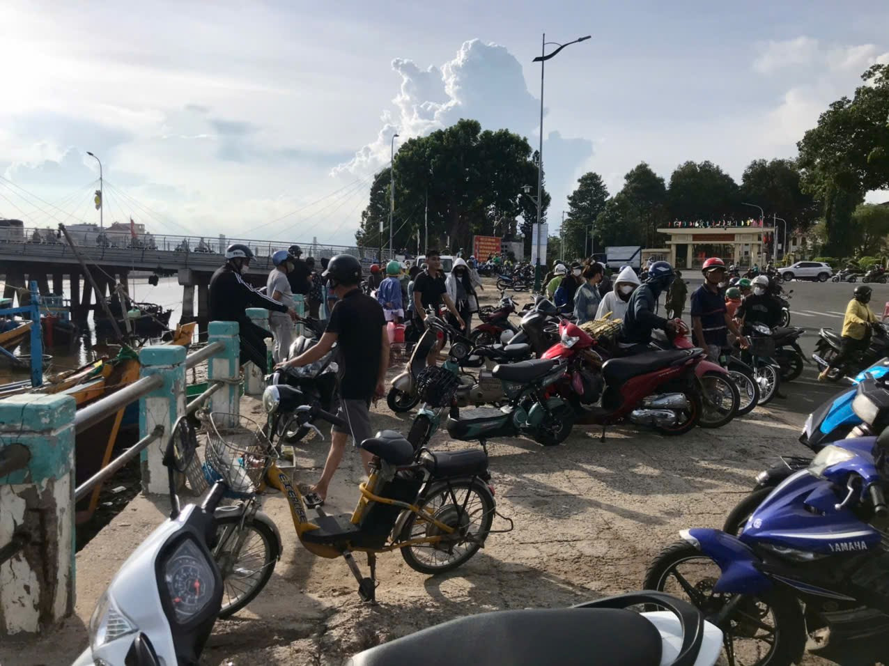 Vụ việc thu hút nhiều người dân hiếu kỳ đến xem