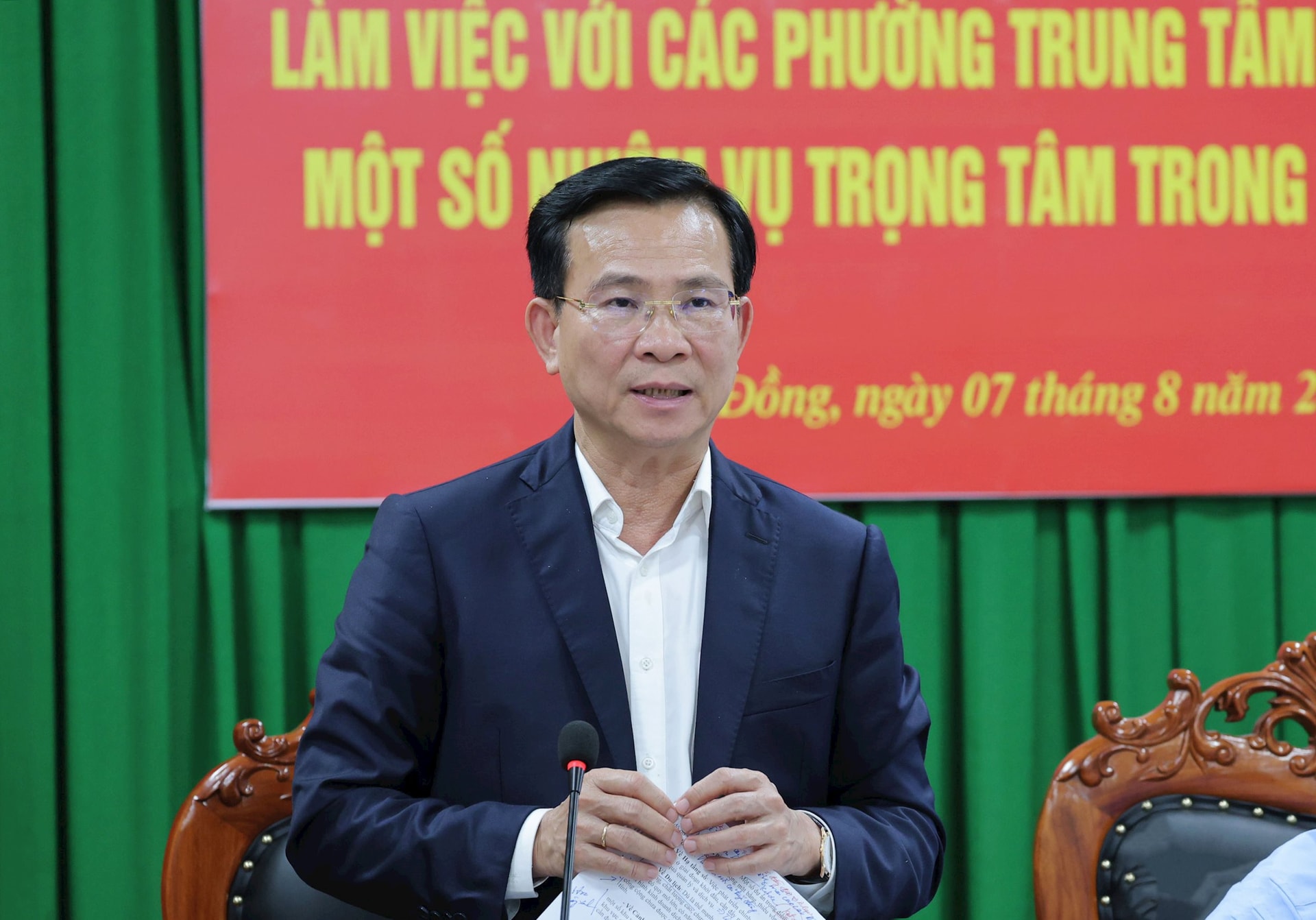 Đồng chí Hồ Văn Mười, Phó Bí thư Tỉnh uỷ, Chủ tịch UBND tỉnh phát biểu kết luận buổi làm việc