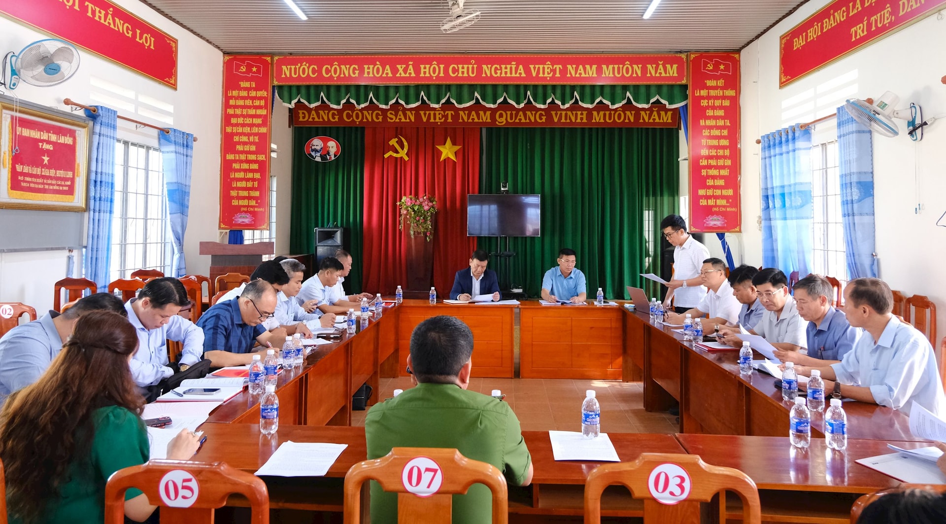 ទិដ្ឋភាពនៃកិច្ចប្រជុំការងារនៅឃុំ Gia Hiep