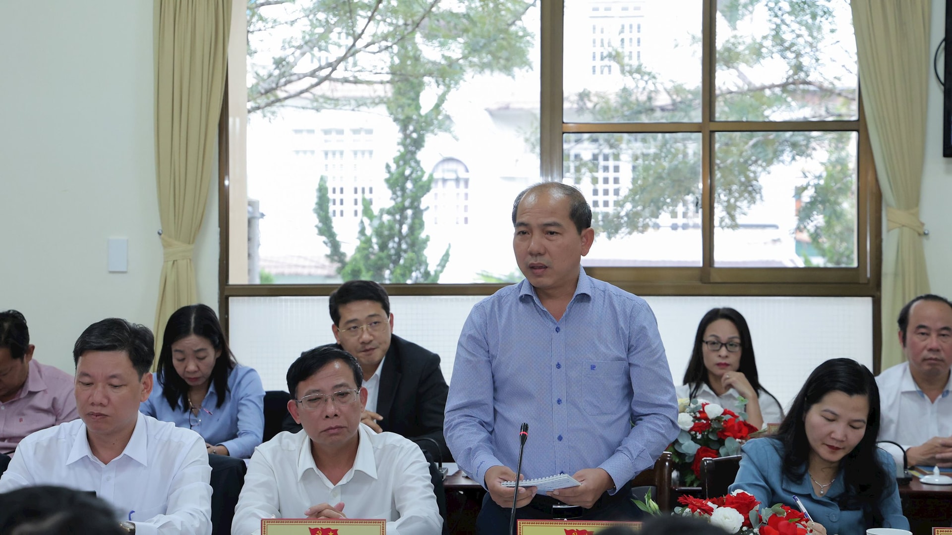 Giám đốc Sở Xây dựng Lâm Đồng, Lê Ngọc Tiến trao đổi về công tác quy hoạch đô thị, đề xuất các giải pháp đảm bảo trật tự và xanh, sạch đẹp đô thị