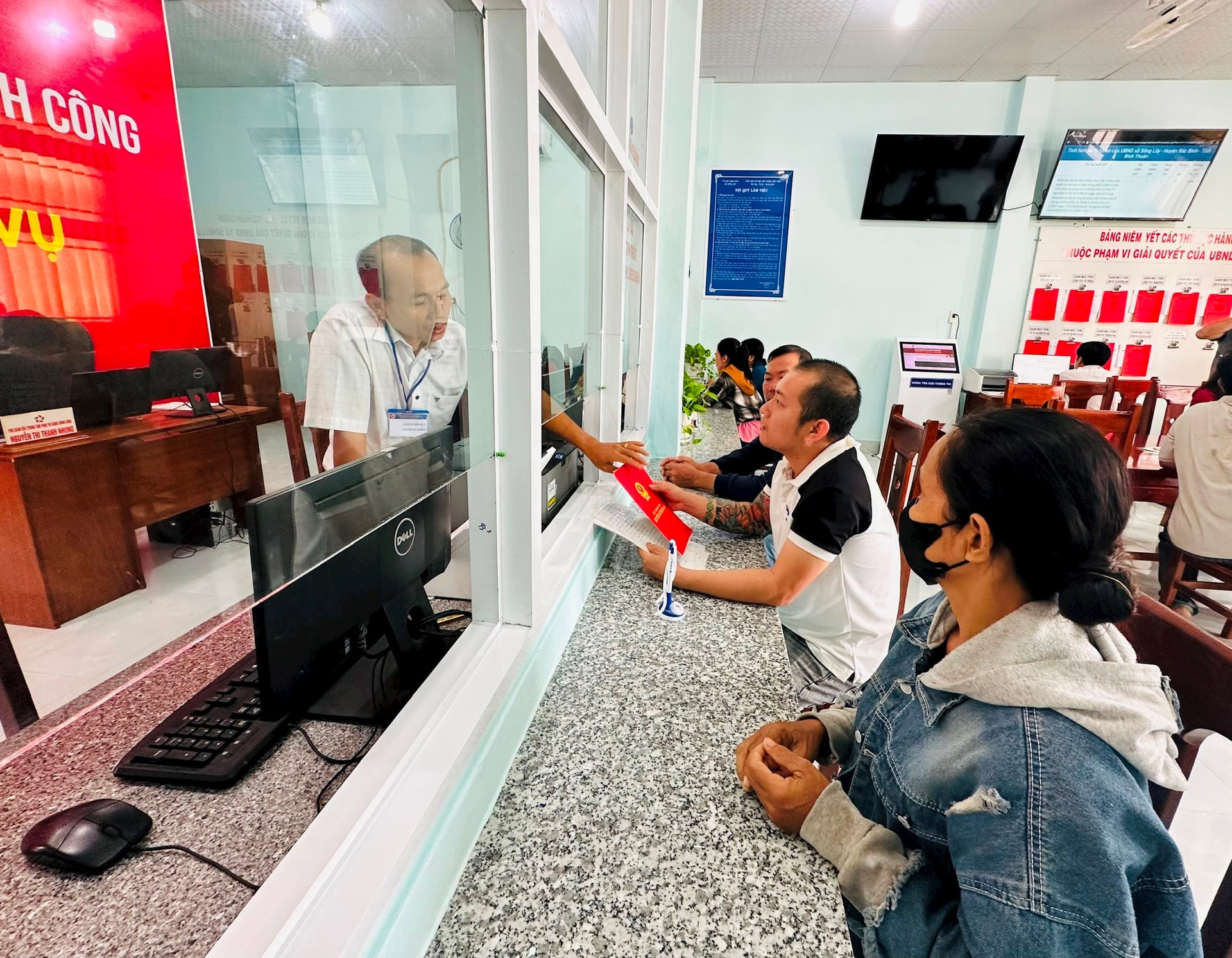 Người dân đến thực hiện thủ tục tại trung tâm hành chính công cấp xã