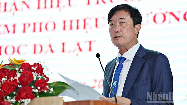 Hiệu trưởng Trường Đại học Đà Lạt, Tiến sĩ Lê Minh Chiến phát biểu tại buổi lễ. ndo_br_4.jpg