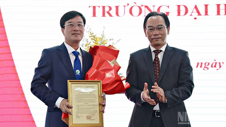 Thứ trưởng Giáo dục và Đào tạo, Hoàng Minh Sơn trao quyết định công nhận Hiệu trưởng Trường đại học Đà Lạt cho Tiến sĩ Lê Minh Chiến. ndo_br_6.jpg