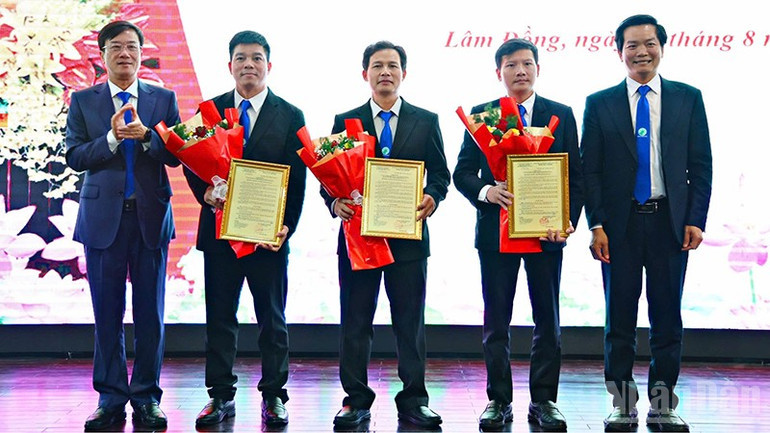 Tiến sĩ Nguyễn Tất Thắng, Tiến sĩ Nguyễn Văn Ngọc và Tiến sĩ Trần Hữu Duy nhận quyết định bổ nhiệm, bổ nhiệm lại chức vụ Phó Hiệu trưởng Trường đại học Đà Lạt. ndo_br_7.jpg