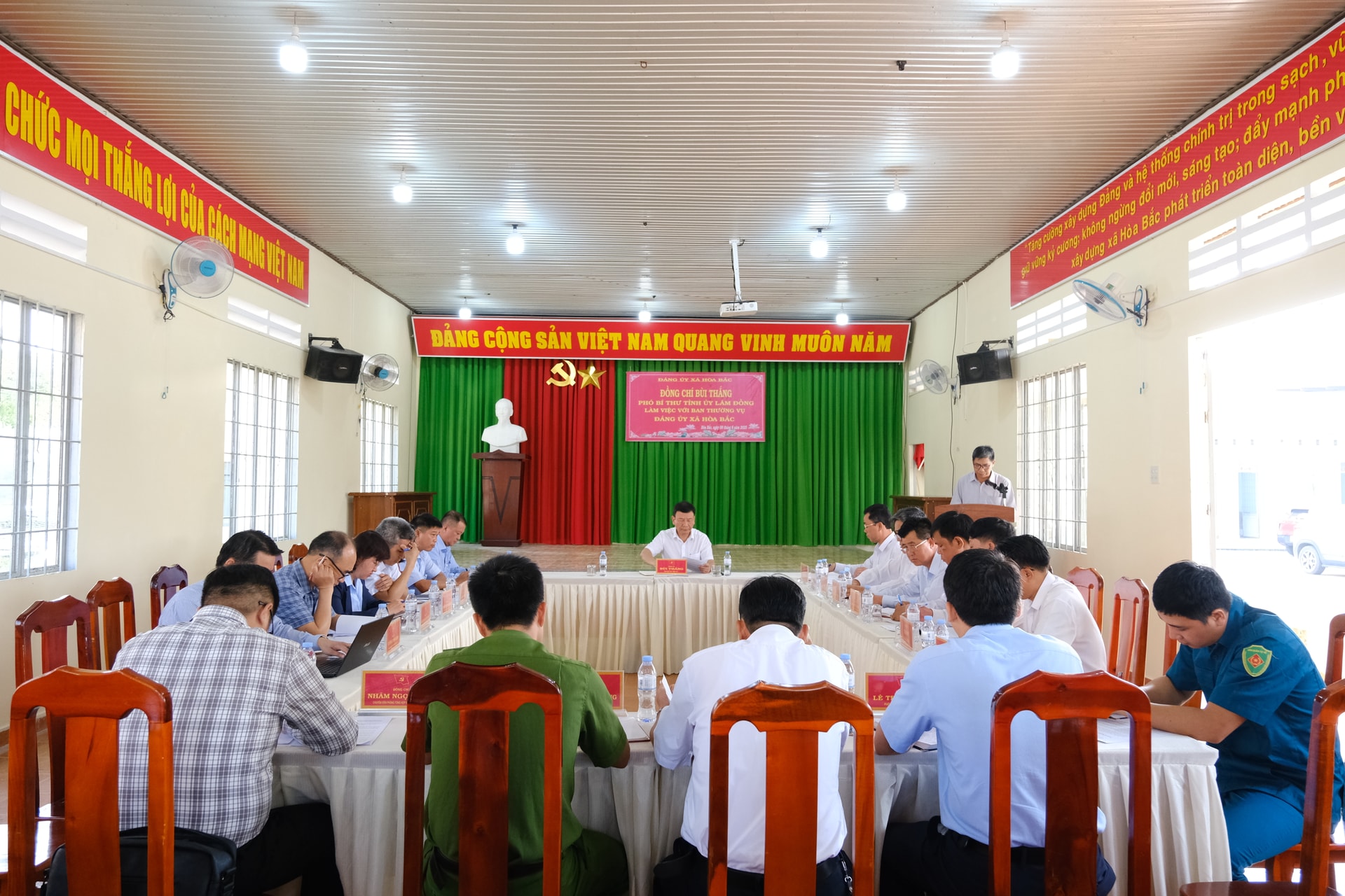 Overview of the working session in Hoa Bac commune