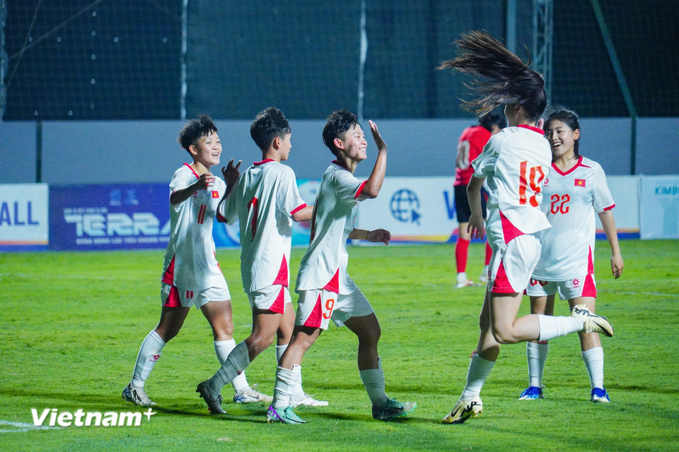 Bước sang hiệp 2, U20 Nữ Việt Nam giảm nhịp độ nhưng vẫn ghi được thêm 3 bàn thắng lần lượt của Nguyễn Thị Thùy Linh, Lưu Hoàng Vân (số 9) và Đỗ Thị Thúy Nga (số 22) để ấn định chiến thắng 6-0 trước U20 Nữ Hong Kong (Trung Quốc). (Ảnh: Việt Anh/Vietnam+)