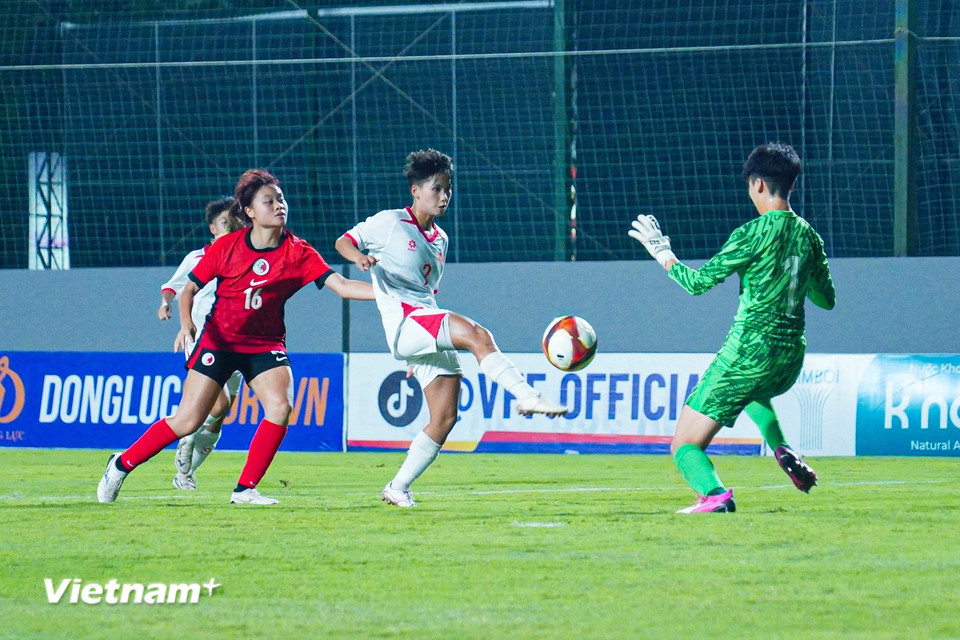 Phút thứ 16, Trương Thị Hoài Trinh mở tỷ số cho Đội tuyển U20 Nữ Việt Nam sau pha tâng bóng qua đầu thủ môn bên phía U20 Nữ Hong Kong (Trung Quốc). (Ảnh: Việt Anh/Vietnam+)