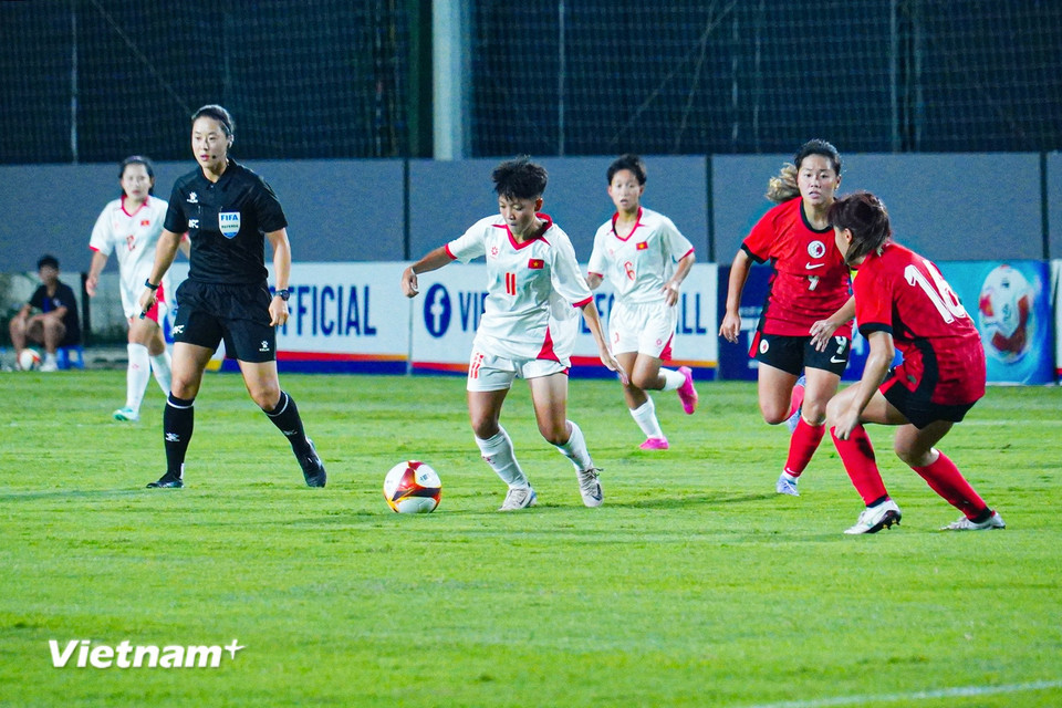 Được thi đấu trên sân nhà, các tuyển thủ U20 Nữ Việt Nam sớm tạo ra hàng loạt tình huống hãm thành nguy hiểm. (Ảnh: Việt Anh/Vietnam+)