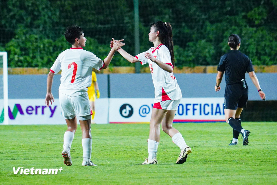 Thanh Hiếu (phải) không phải tiếc nuối quá lâu khi tiền đạo mang áo số 19 của U20 Nữ Việt Nam nâng tỷ số lên 3-0 ở phút bù giờ cuối hiệp 1. (Ảnh: Việt Anh/Vietnam+)