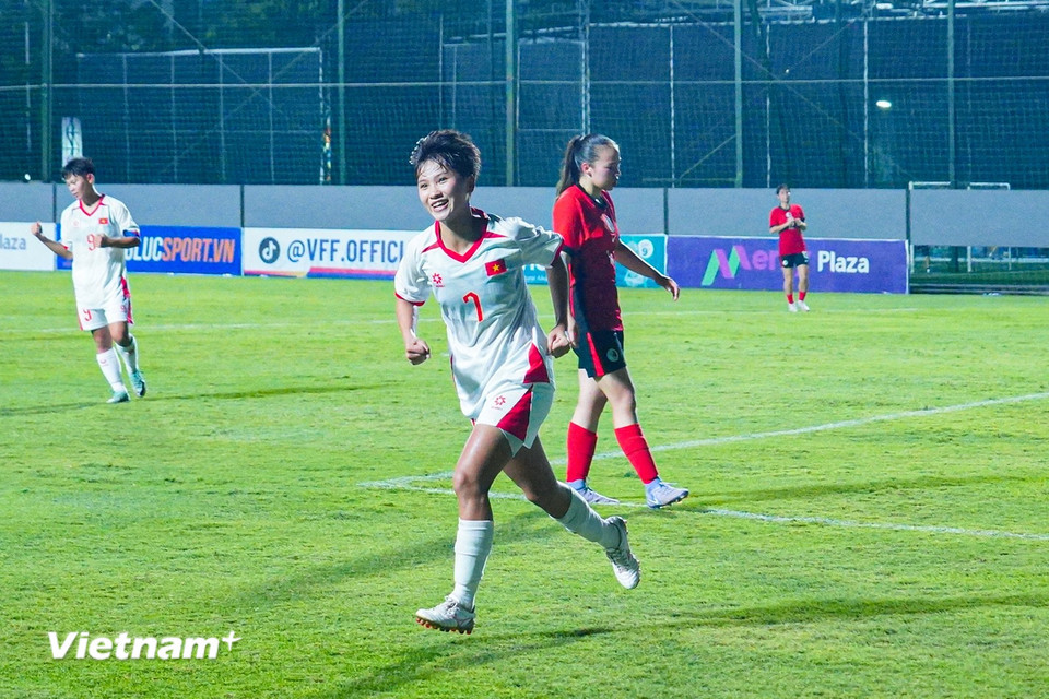 Đến phút thứ 35, Hoài Trinh (số 7) hoàn tất cú đúp với pha dứt điểm ở góc hẹp, nhân đôi cách biệt cho U20 Nữ Việt Nam. (Ảnh: Việt Anh/Vietnam+)