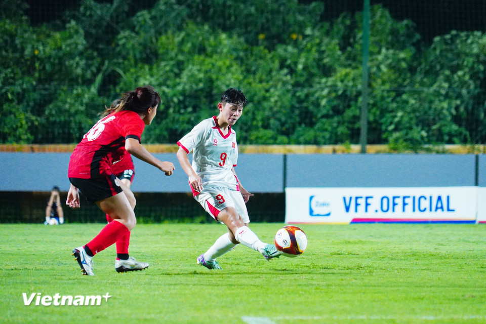 Dẫn trước 2-0 nhưng Đội tuyển U20 Nữ Việt Nam vẫn tiếp tục tấn công. (Ảnh: Việt Anh/Vietnam+)