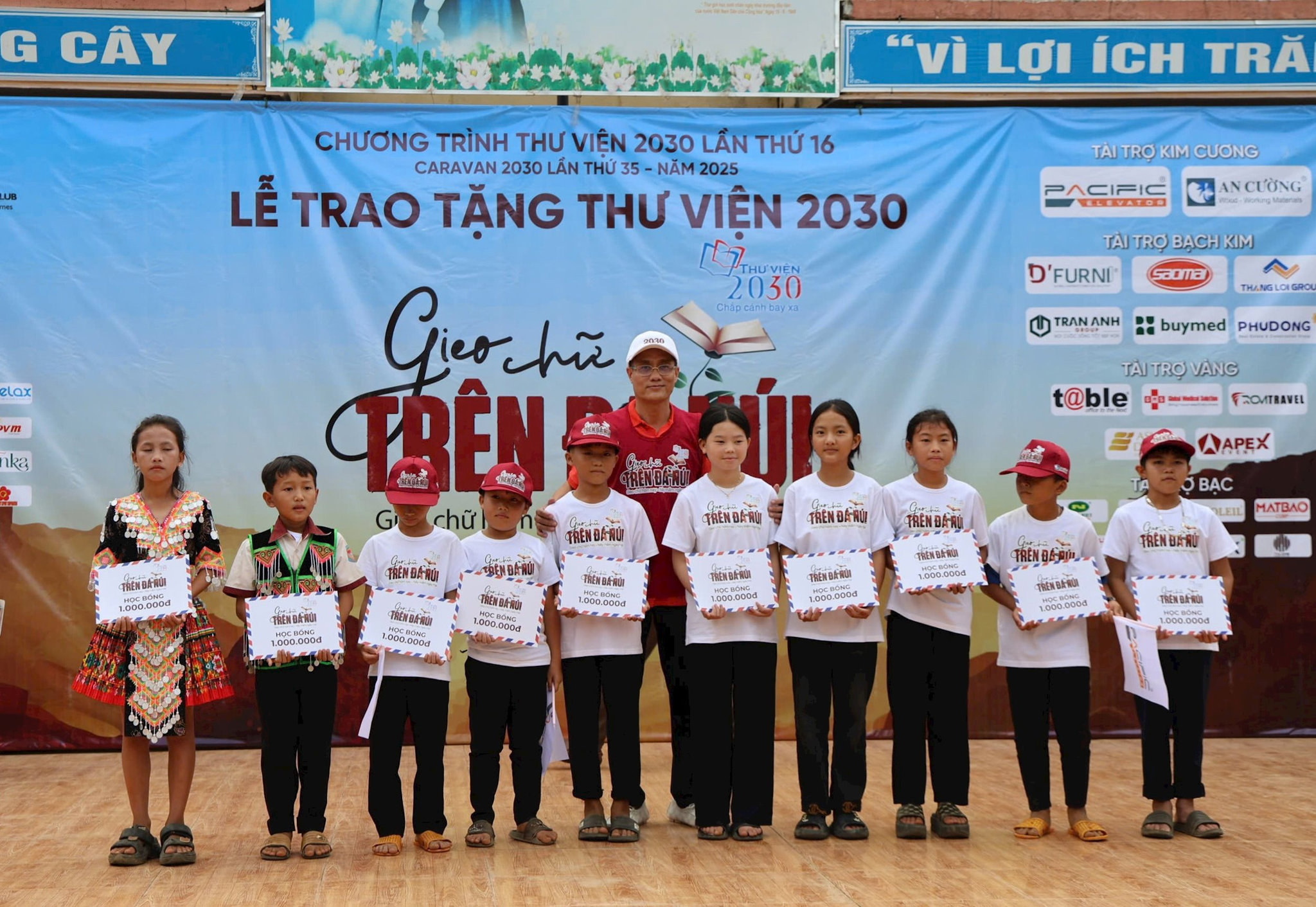 Câu lạc bộ Doanh nhân 2030 trao học bổng cho học sinh trên địa ban