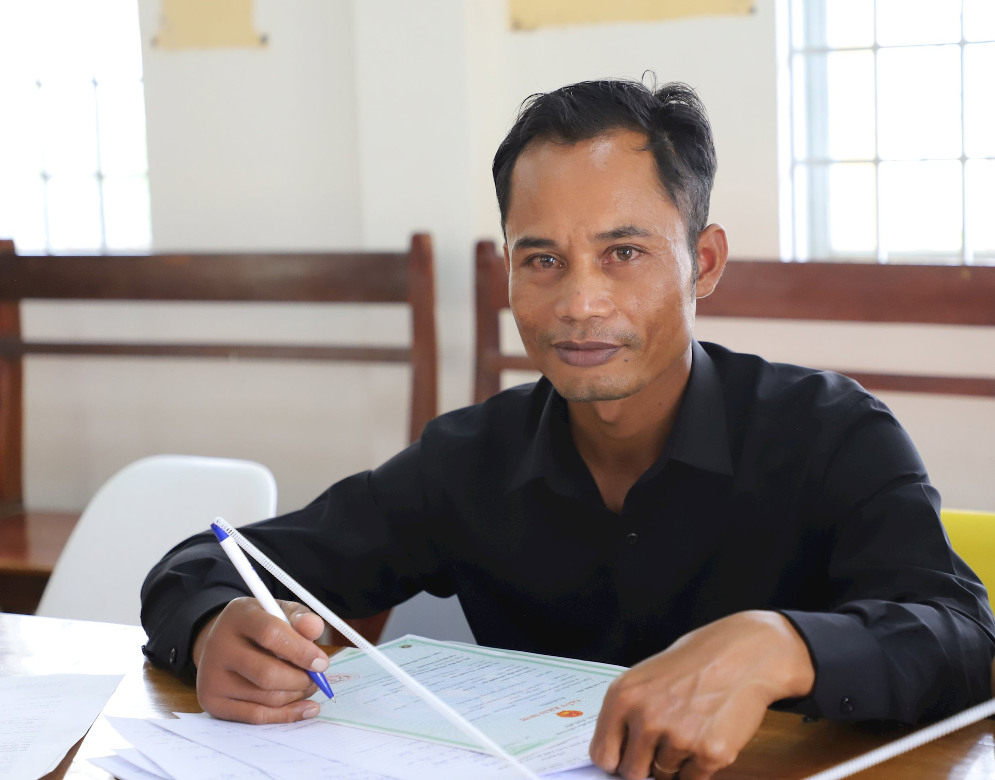 H5.Ông Tou Prong Ner làm thủ tục hành chính tại Trung tâm Phục vụ Hành chính công.