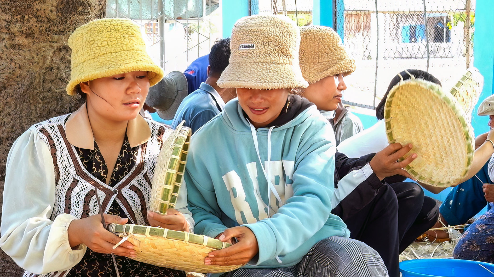 Lớp truyền dạy nghề đan lát ở Đông Tiến, Hàm Thuận Bắc (ảnh N. Lân) (9) (1)