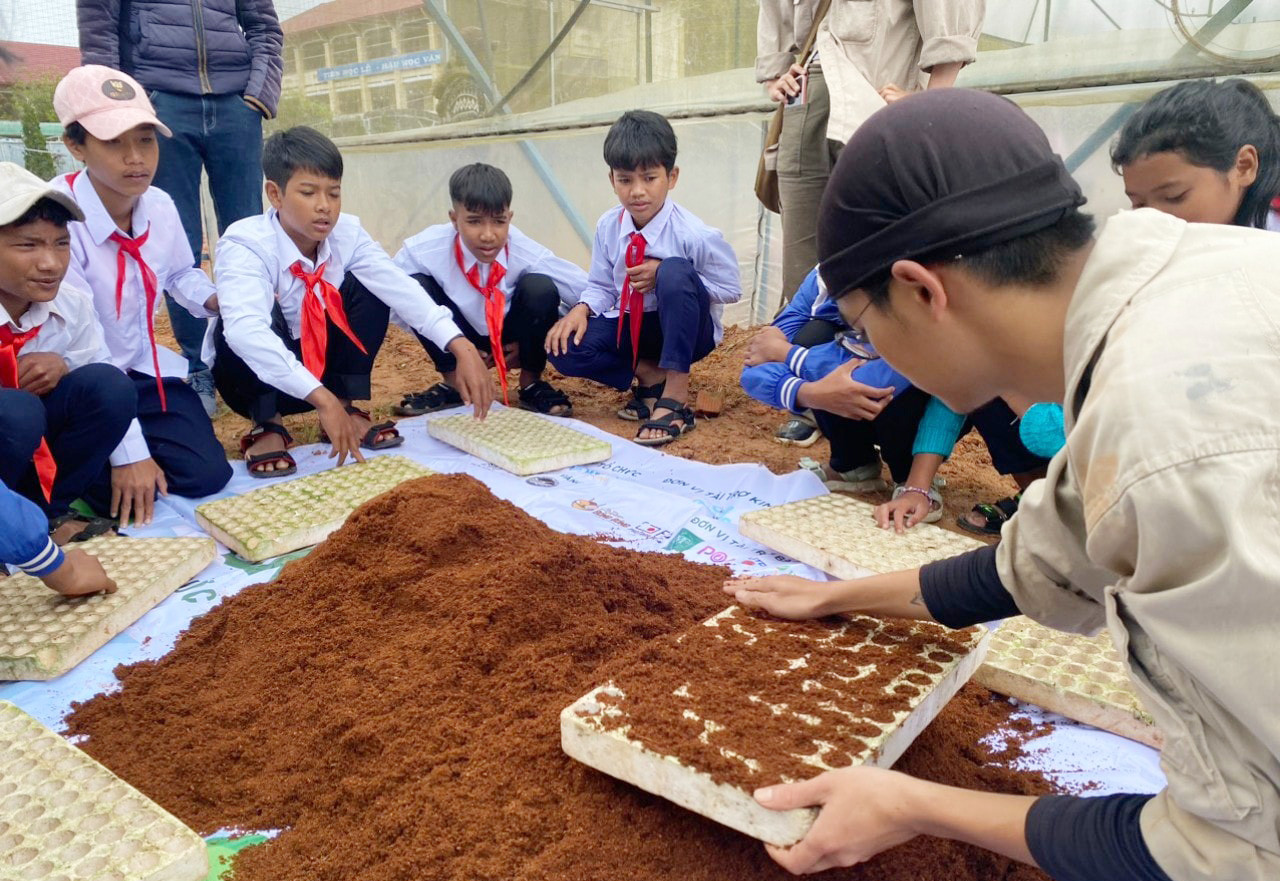 cac-em-hoc-sinh-nguoi-dong-bao-dtts-cua-truong-thcs-dung-k-no-duoc-huong-dan-ti-mi-trong-cac-khau-gieo-trong..jpg