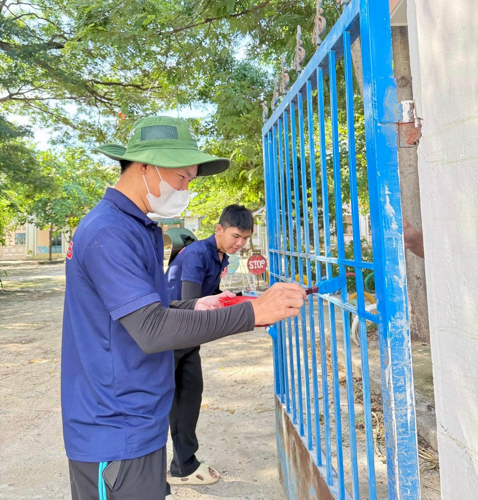 Đoàn viên, thanh niên Xã đoàn Sông Lũy tham gia dọn dẹp tại Trường tiều học Bình Tân 2