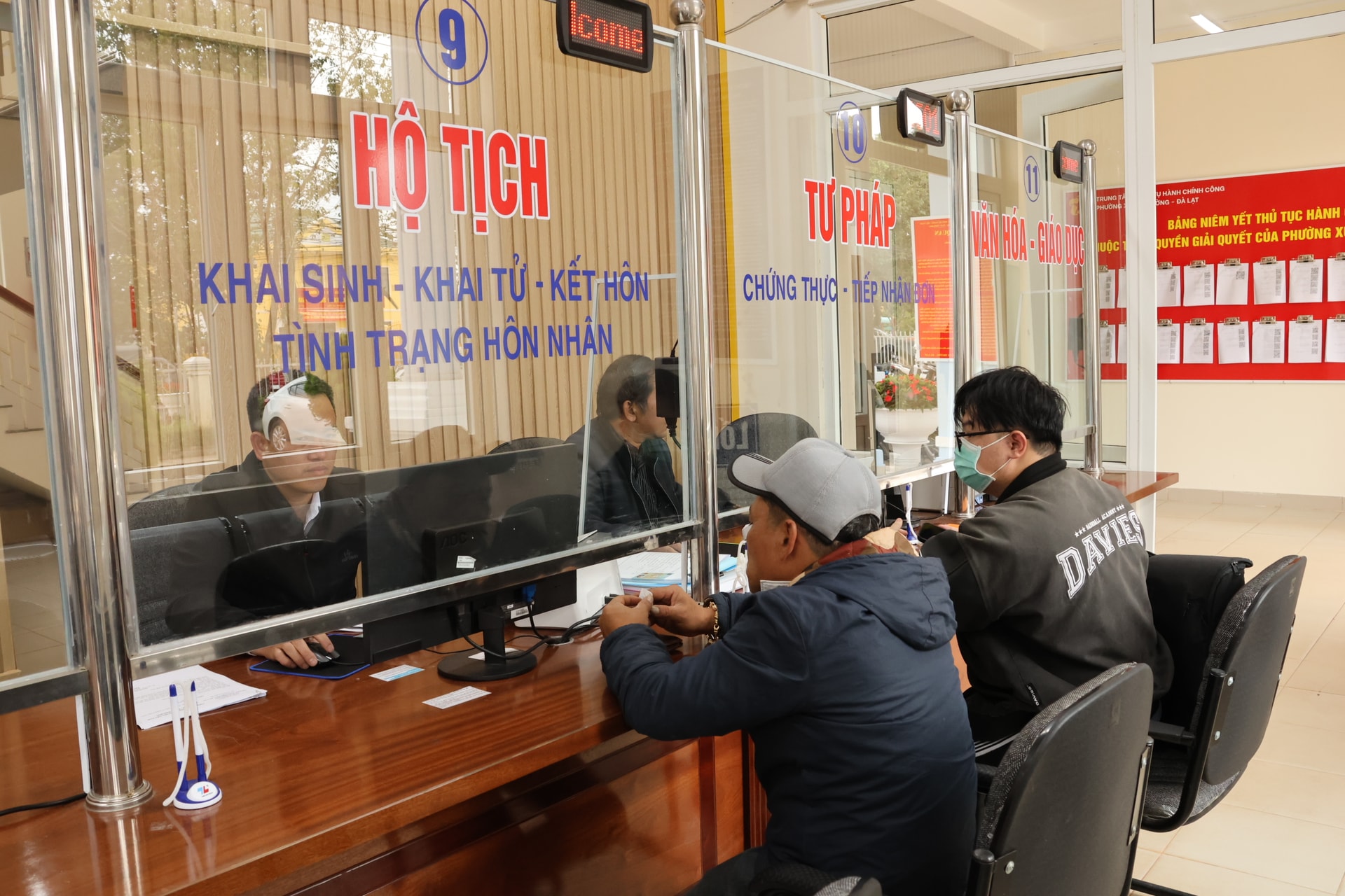 Người dân cảm thấy hài lòng vì cung cách phục vụ nhanh gọn, trách nhiệm của cán bộ, công chức của Phường Xuân Trường - Đà Lạt