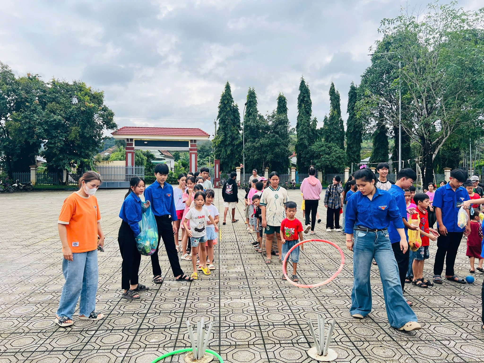 Các em thiếu nhi xã Đạ Tẻh 3 hào hứng tham gia vào các trò chơi