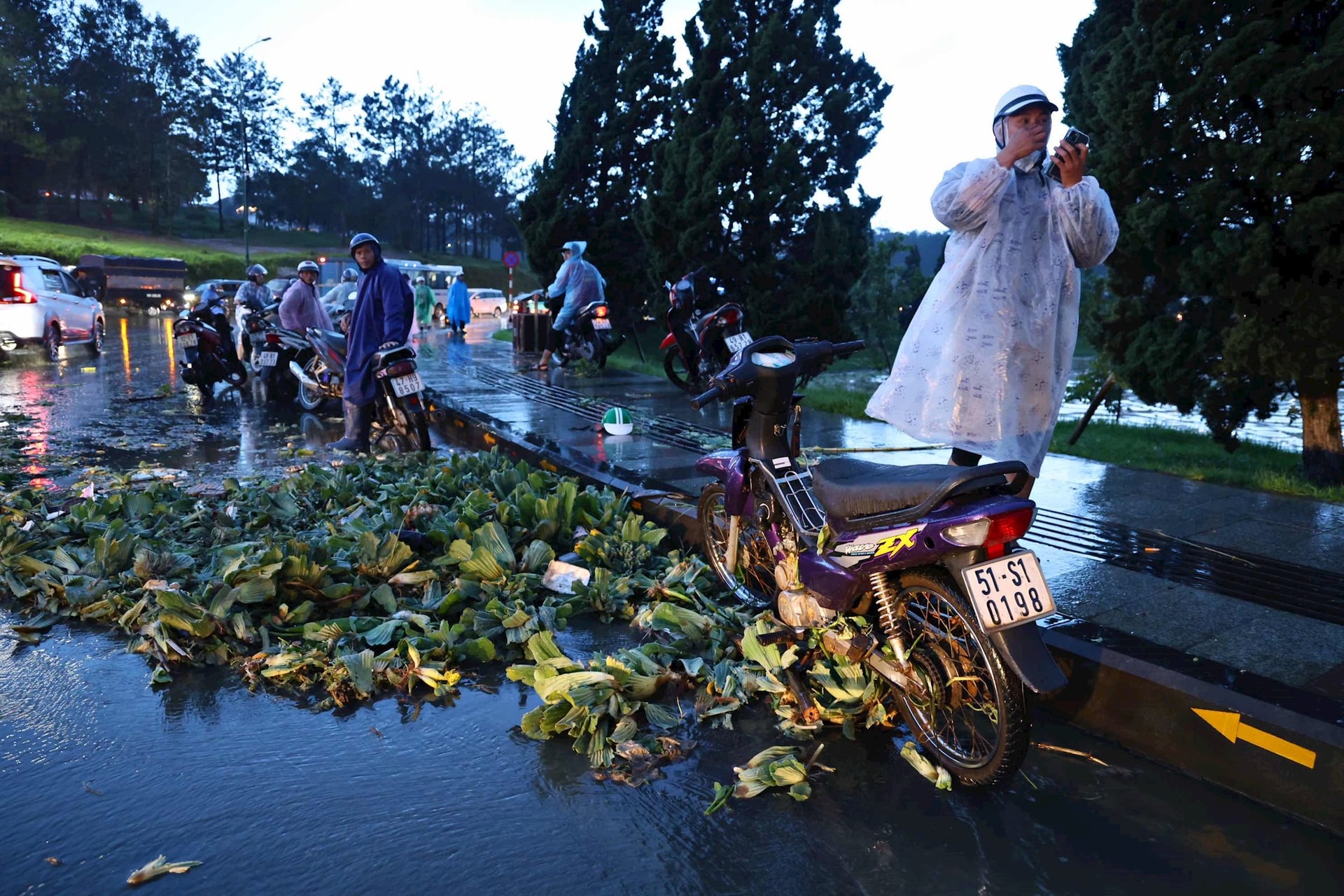 Hiện trường vụ sạt lở đất ở quán cà phê tại Đà Lạt khiến 2 du khách 16 tuổi tử vong thương tâm - Ảnh 6.