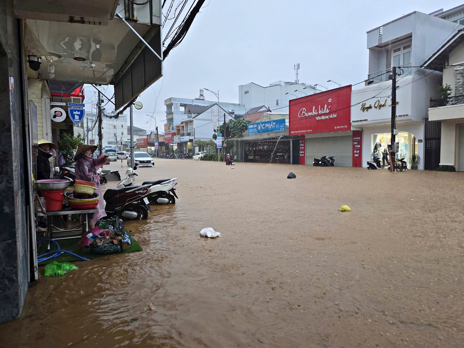 Hiện trường vụ sạt lở đất ở quán cà phê tại Đà Lạt khiến 2 du khách 16 tuổi tử vong thương tâm - Ảnh 9.