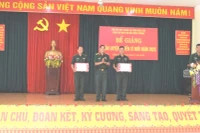 Đại tá Niê Ta, Chỉ huy trưởng Bộ Chỉ huy Quân sự tỉnh Đắk Lắk tặng quà cán bộ, chiến sĩ Tiểu đoàn Huấn luyện-Cơ động.