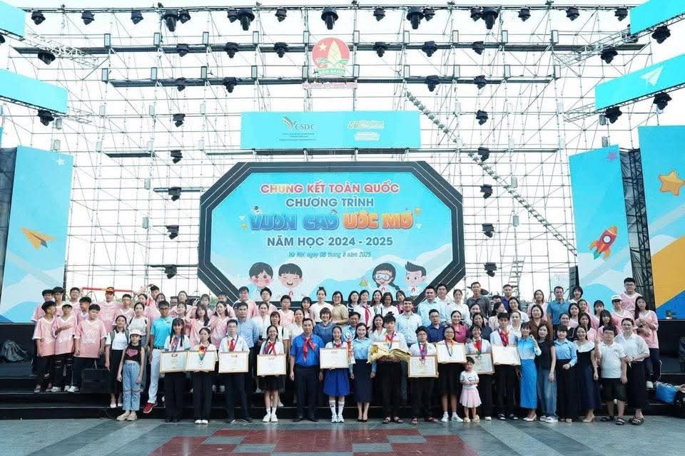 Lưu niệm cùng Ban tổ chức và các đại biểu tại vòng Chung kết toàn quốc năm 2025