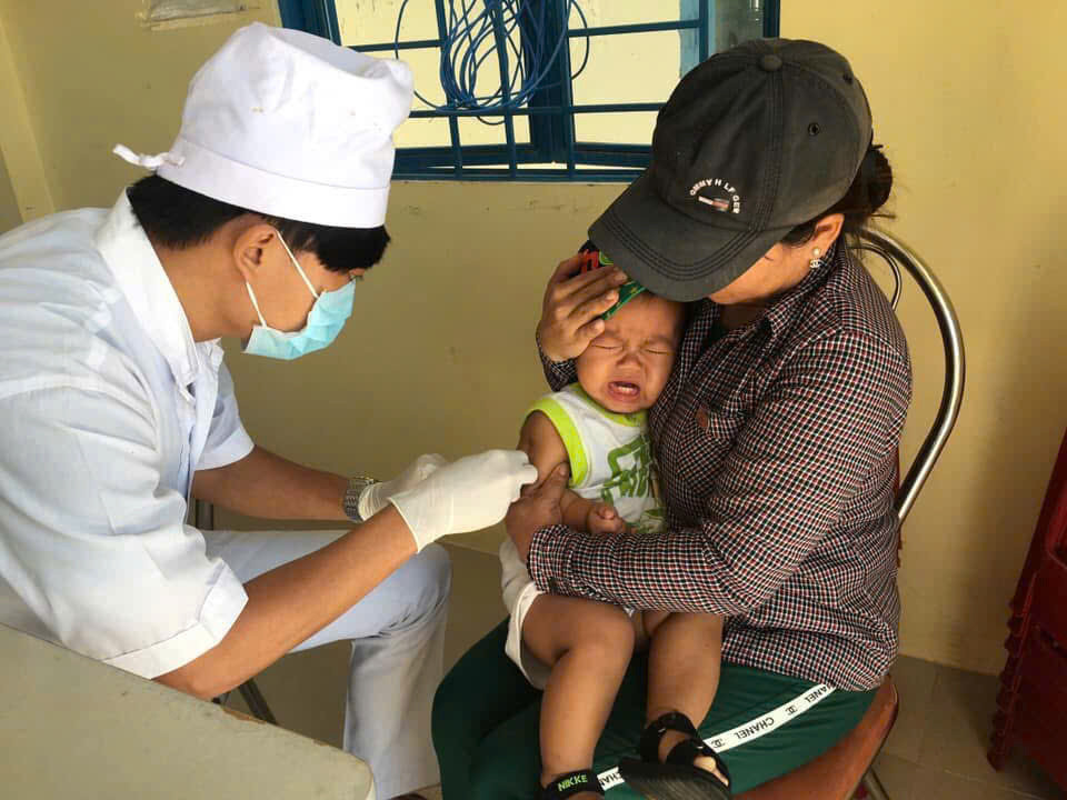 Tiêm chủng cho trẻ tại Trạm Y tế xã Hàm Thuận Bắc. (Ảnh tư liệu)