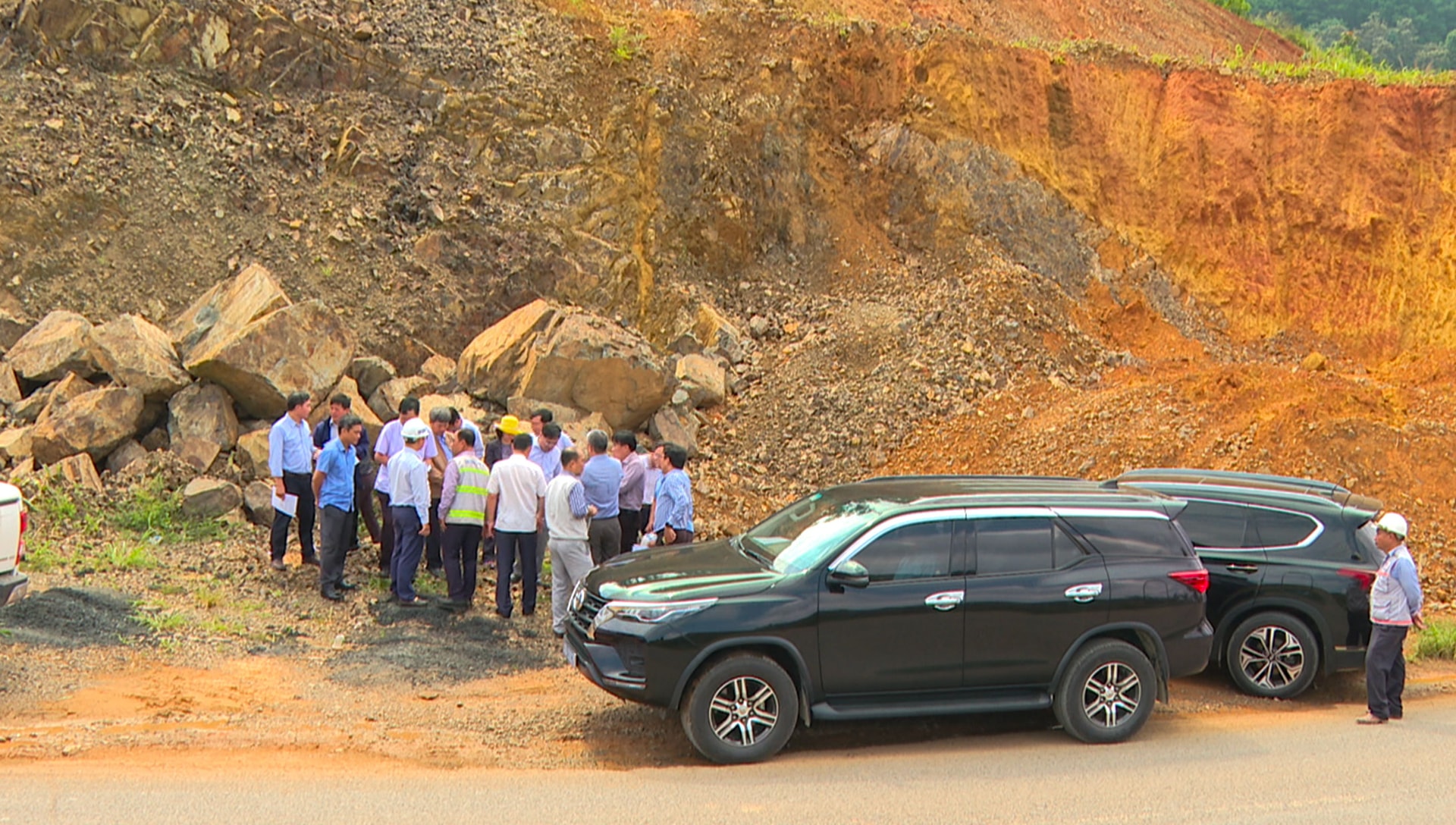 Die Arbeitsdelegation der Provinz Lam Dong unter der Leitung des Genossen Vo Ngoc Hiep begutachtete die aktuelle Situation auf der Nationalstraße 28B.