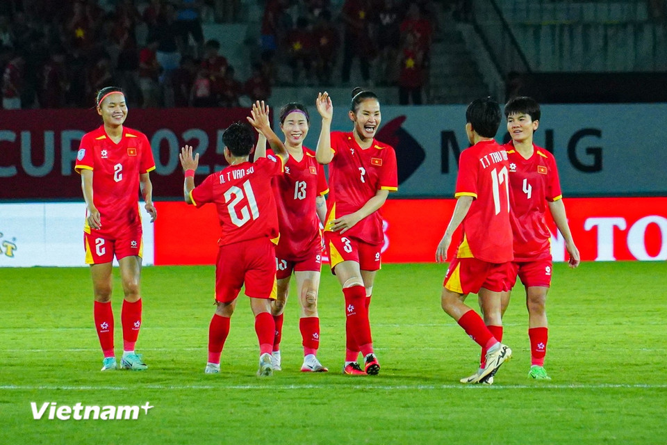 Chung cuộc, đoàn quân của huấn luyện viên Mai Đức Chung giành chiến thắng tối thiểu 1-0 trước Thái Lan và giành quyền vào bán kết AFF Cup 2025 với ngôi đầu bảng A. (Ảnh: Việt Anh/Vietnam+)