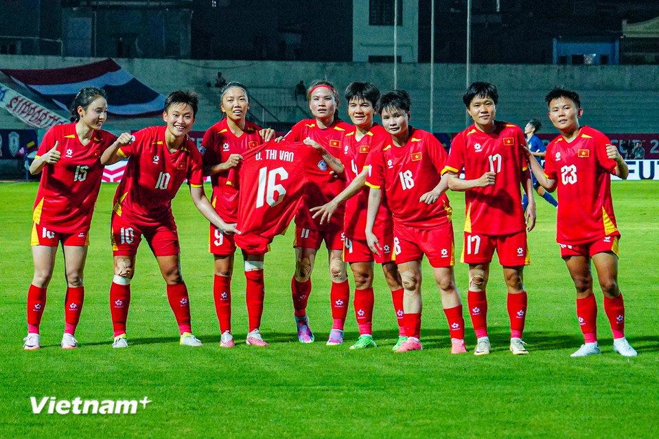 Các đồng đội ăn mừng bàn thắng với áo đấu của Dương Thị Vân, cầu thủ gặp chấn thương ở lượt trận thứ 2 gặp Indonesia. (Ảnh: Việt Anh/Vietnam+)