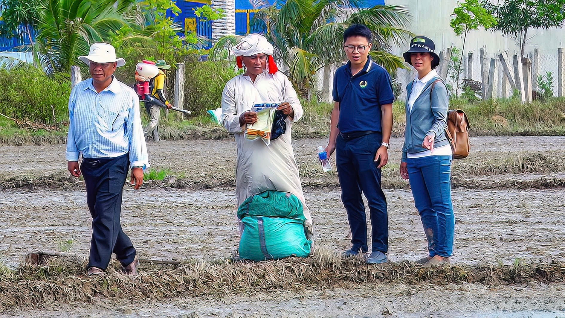 Người Chăm xã Bắc Bình tham gia mô hình canh tác cánh đồng không dấu chân (ảnh N. Lân)