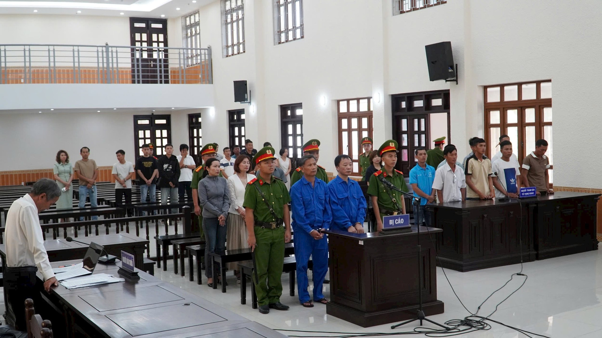 Quang cảnh phiên xét xử