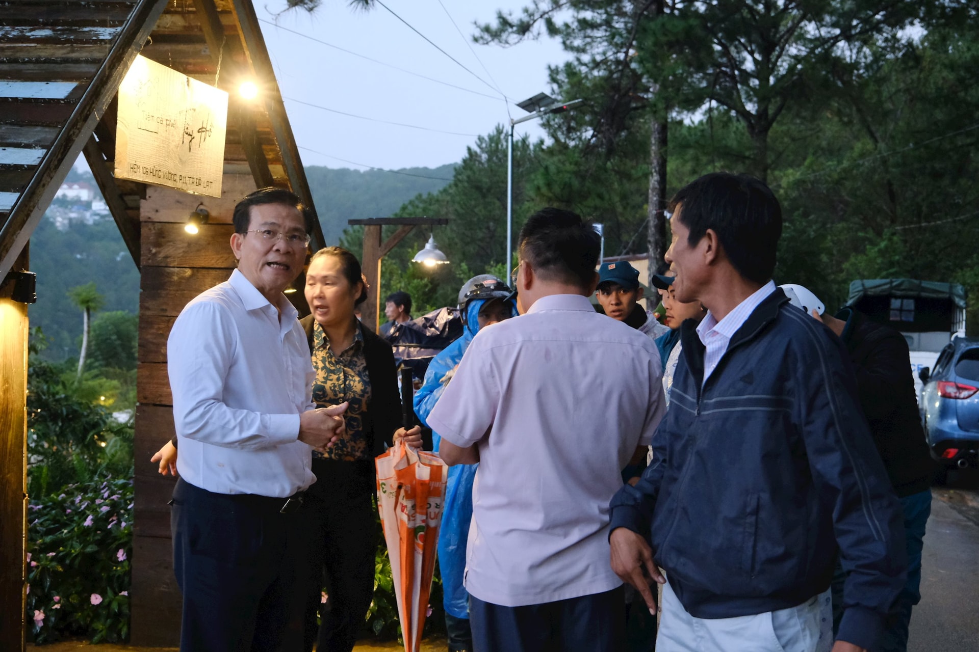 Đồng chí Hồ Văn Mười, Phó Bí thư Tỉnh ủy, Chủ tịch UBND tỉnh Lâm Đồng có mặt tại hiện trường chỉ đạo công tác cứu nạn, cứu hộ