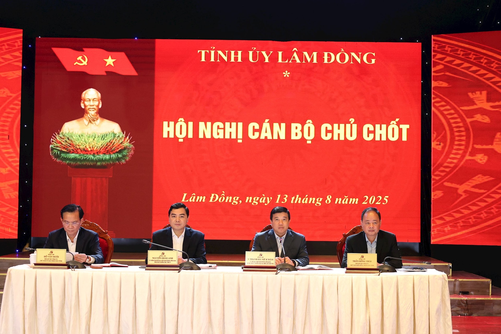 Các đồng chí chủ trì hội nghị