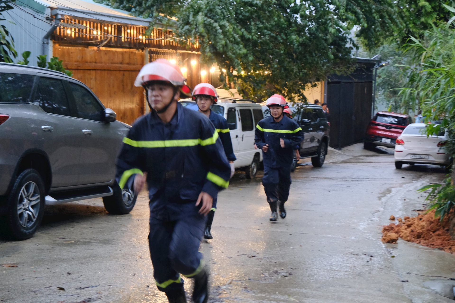 Lực lượng cứu nạn, cứu hộ gấp rút triển khai tìm kiếm các nạn nhân