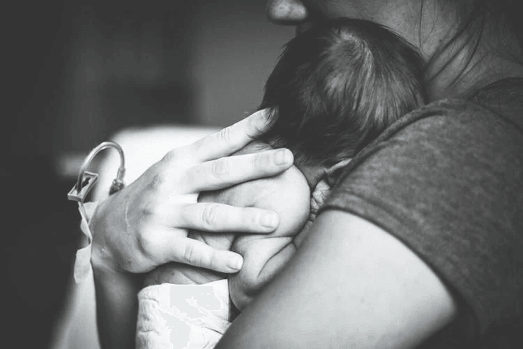 Trường hợp em bé qua đời sau khi được đẻ mổ chọn 