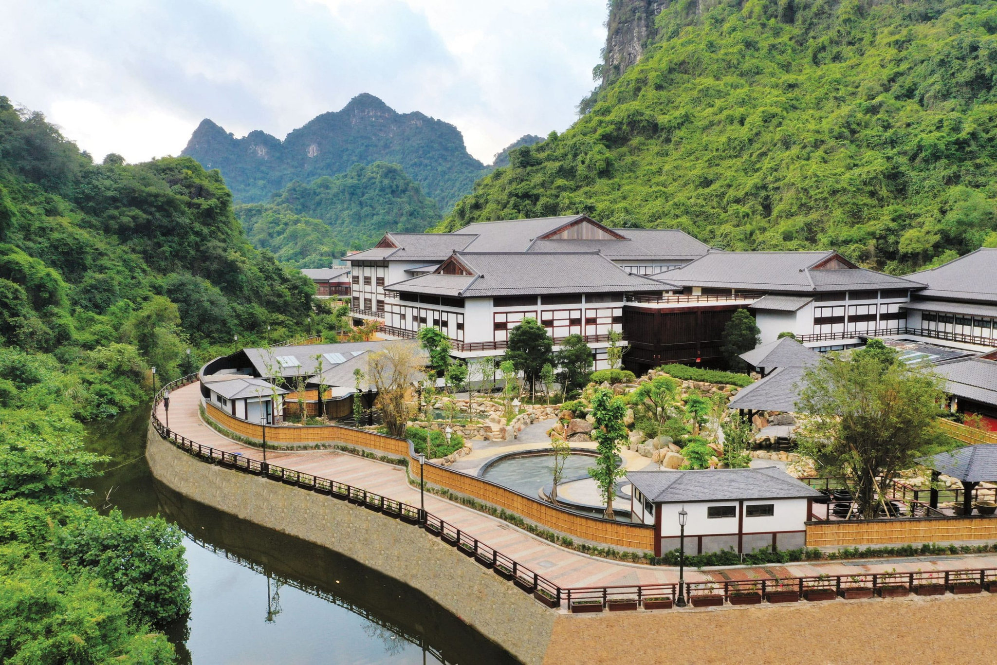 Khu nghỉ dưỡng suối khoáng nóng Yoko Onsen Quang Hanh ưu đãi tới 20% phí dịch vụ cho chủ thẻ NCB Visa.