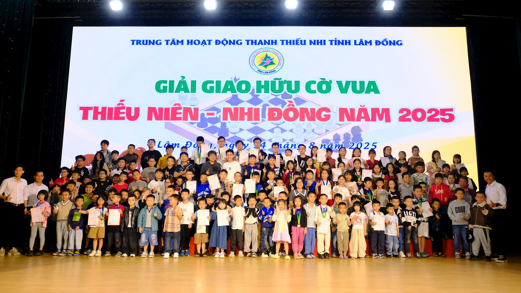 Đại biểu, ban tổ chức và vận động viên chụp ảnh lưu niệm