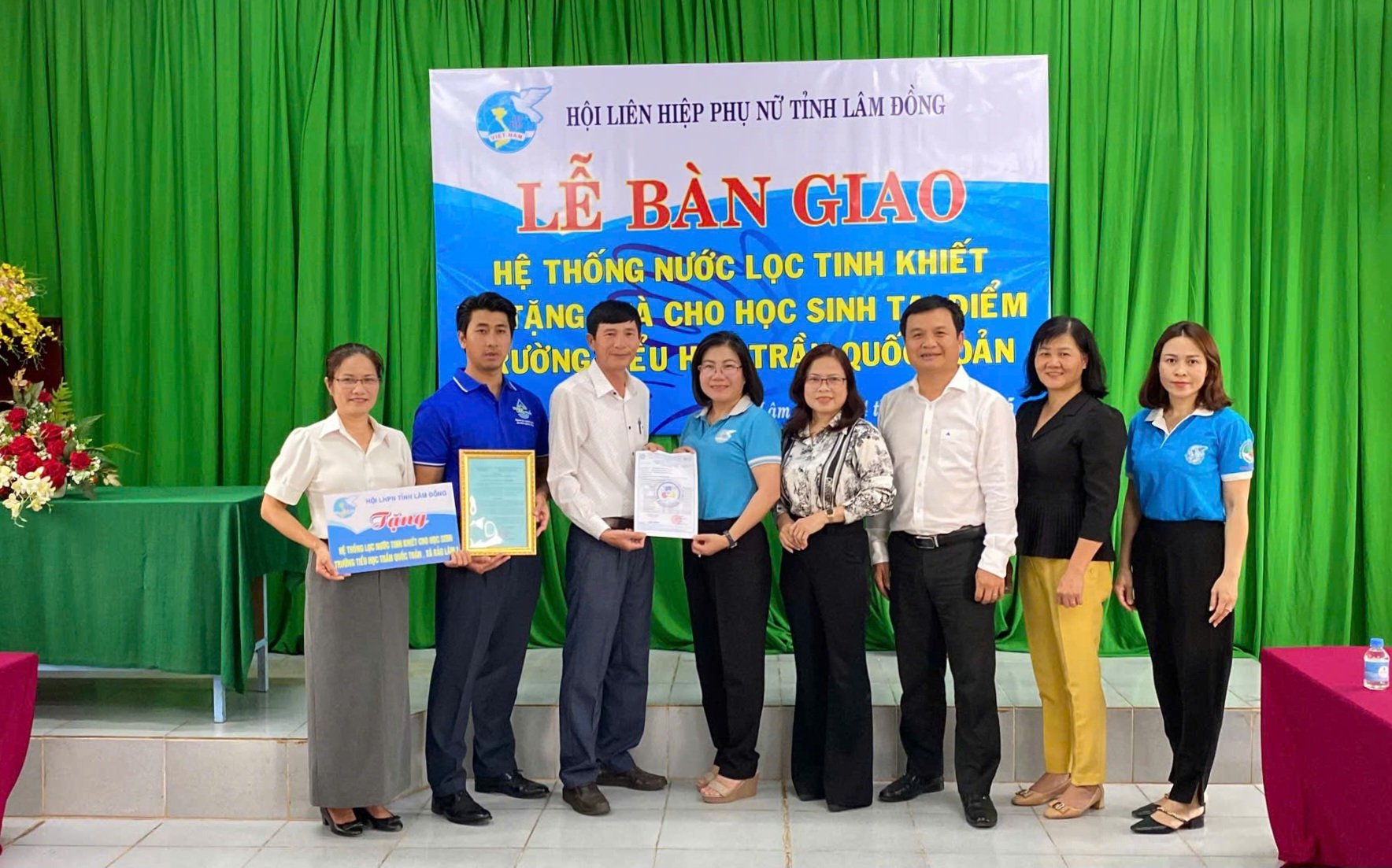 Hội Liên hiệp Phụ nữ tỉnh Lâm Đồng trao quyết định bàn giao công trình nước tính khiết cho Ban giám hiệu trường Tiểu học Trần Quốc T