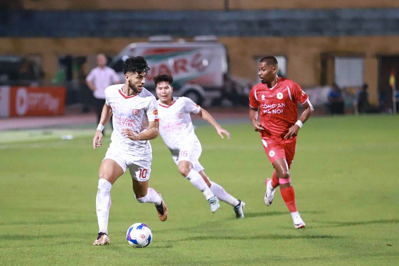 Thể Công-Viettel (áo trắng) và Công an Hà Nội chia điểm ở trận mở màn V-League 2025/26. (Ảnh: Hoàng Tùng)