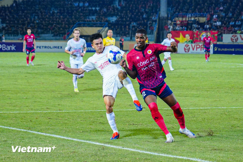 V-League 2025/26 hấp dẫn ngay ở vòng 1 với cuộc đọ sức giữa Công an Hà Nội (áo đỏ) và Thể Công-Viettel. (Ảnh: Việt Anh/Vietnam+)