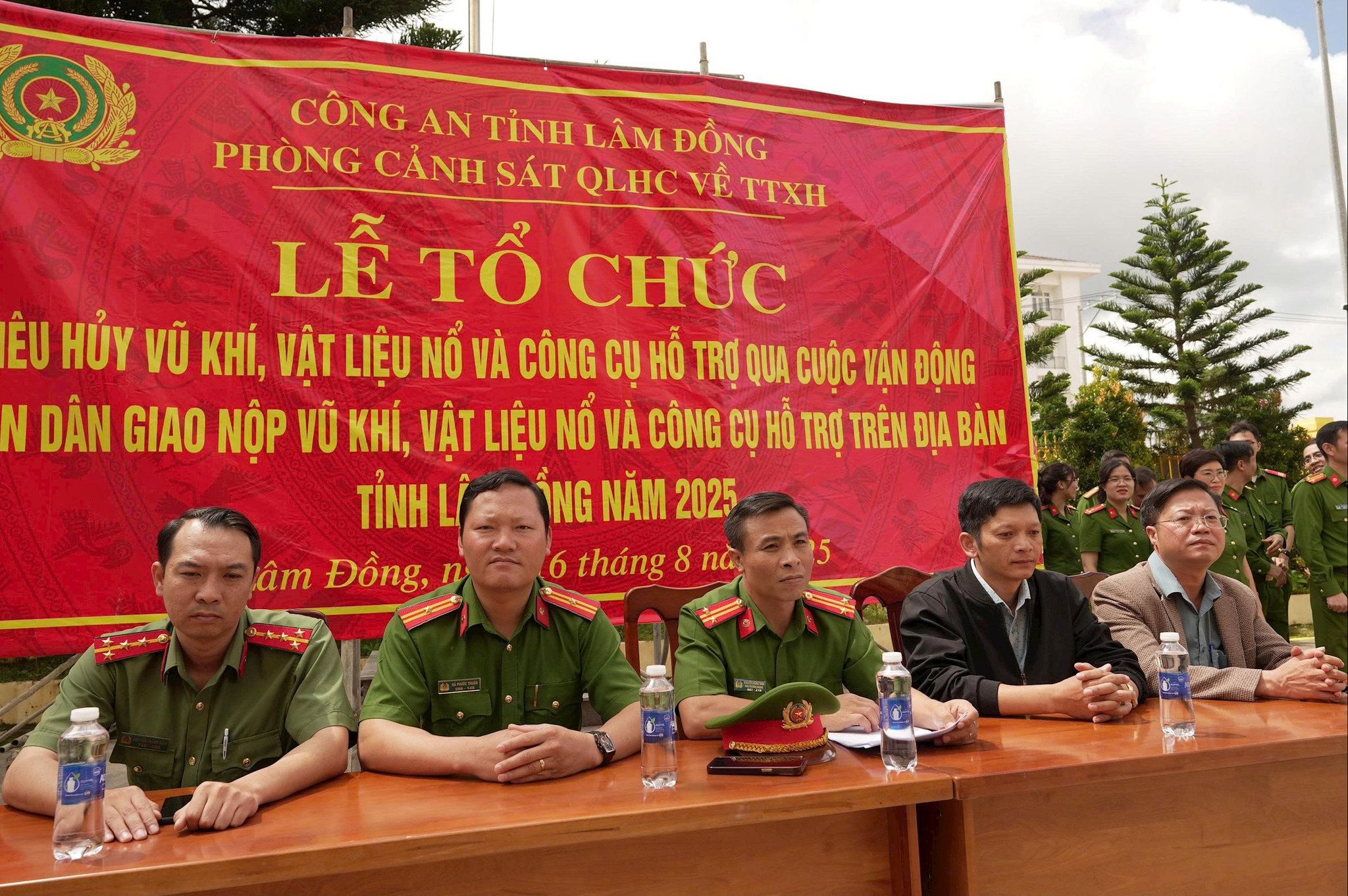 Các đại biểu tham dự buổi lễ