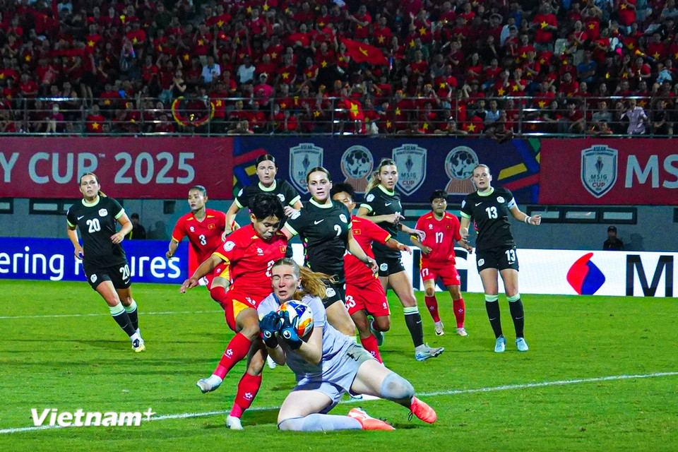 Thủ môn của tuyển U23 Nữ Australia nỗ lực cứu bóng sau tình huống đá phạt cố định của Đội tuyển Nữ Việt Nam. (Ảnh: Việt Anh/Vietnam+)