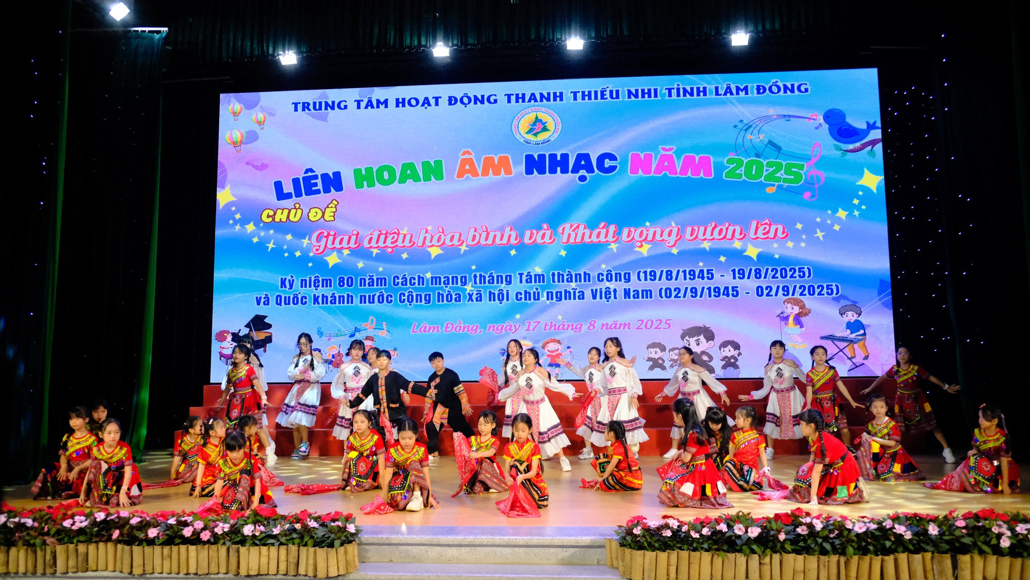 Học sinh biểu diễn các tiết mục văn nghệ tại Liên hoan nghệ thuật