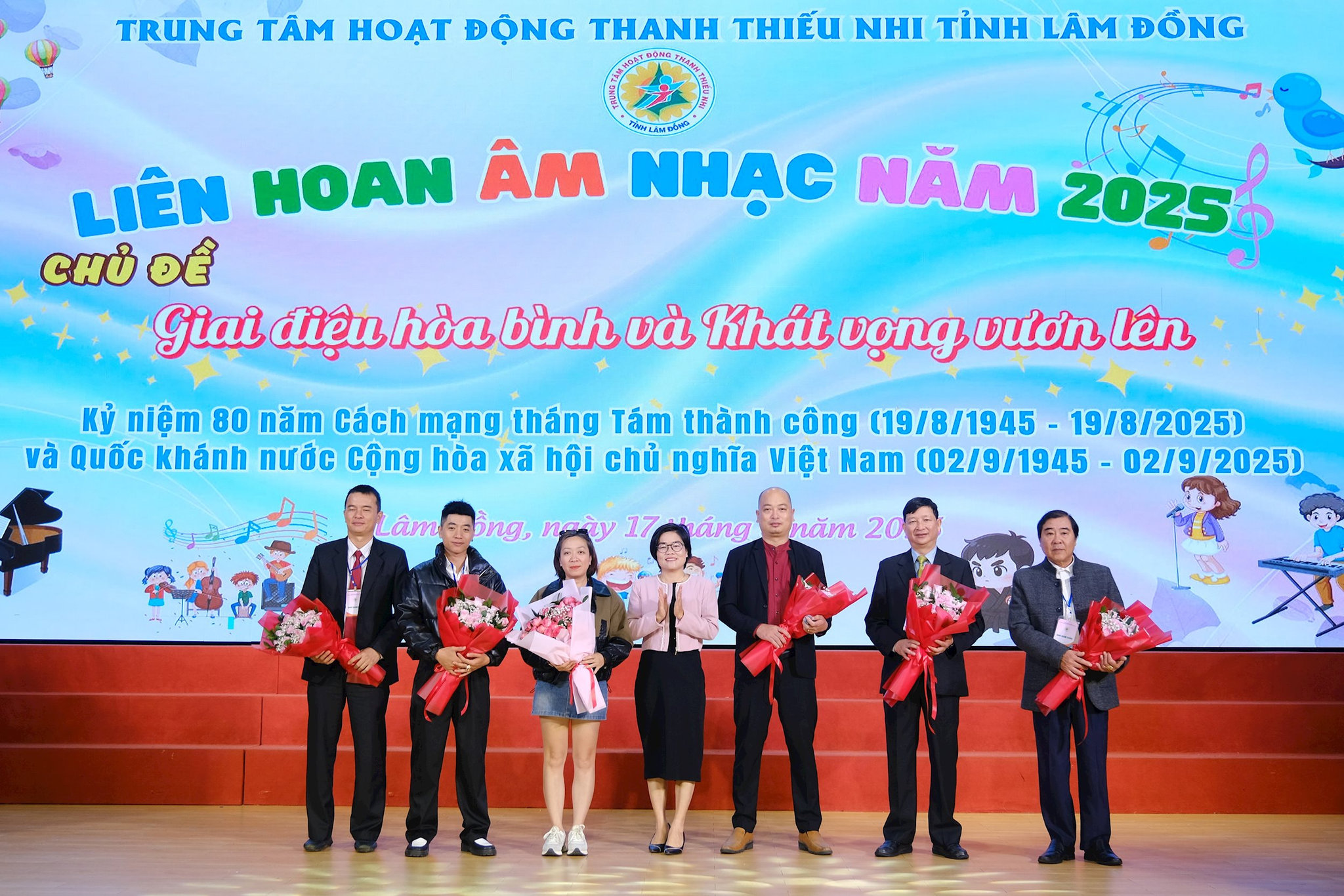 Ban tổ chức tặng hoa cho các thành viên Ban giám khảo