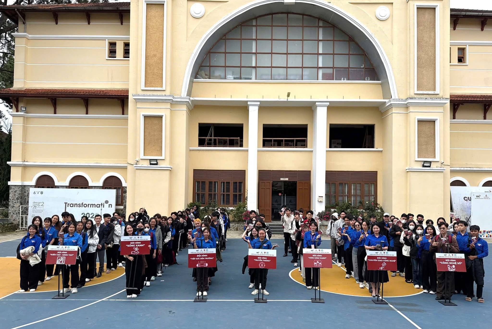 Đội hình tình nguyện Đại học Yersin Đà Lạt trong lễ ra quân Chiến dịch Hè 2025