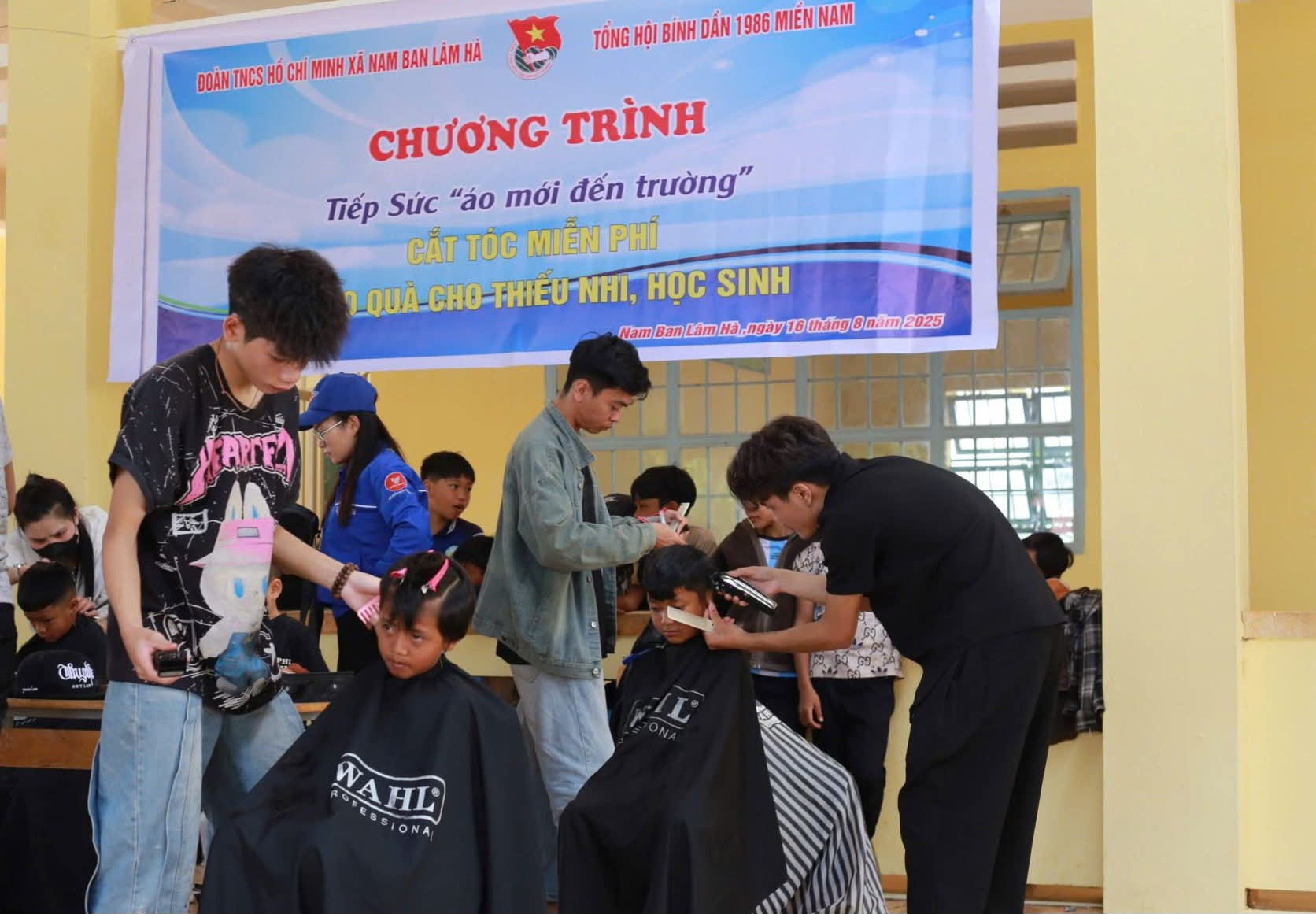 Tình nguyện viên cắt tóc miễn phí, mang đến niềm vui cho học sinh