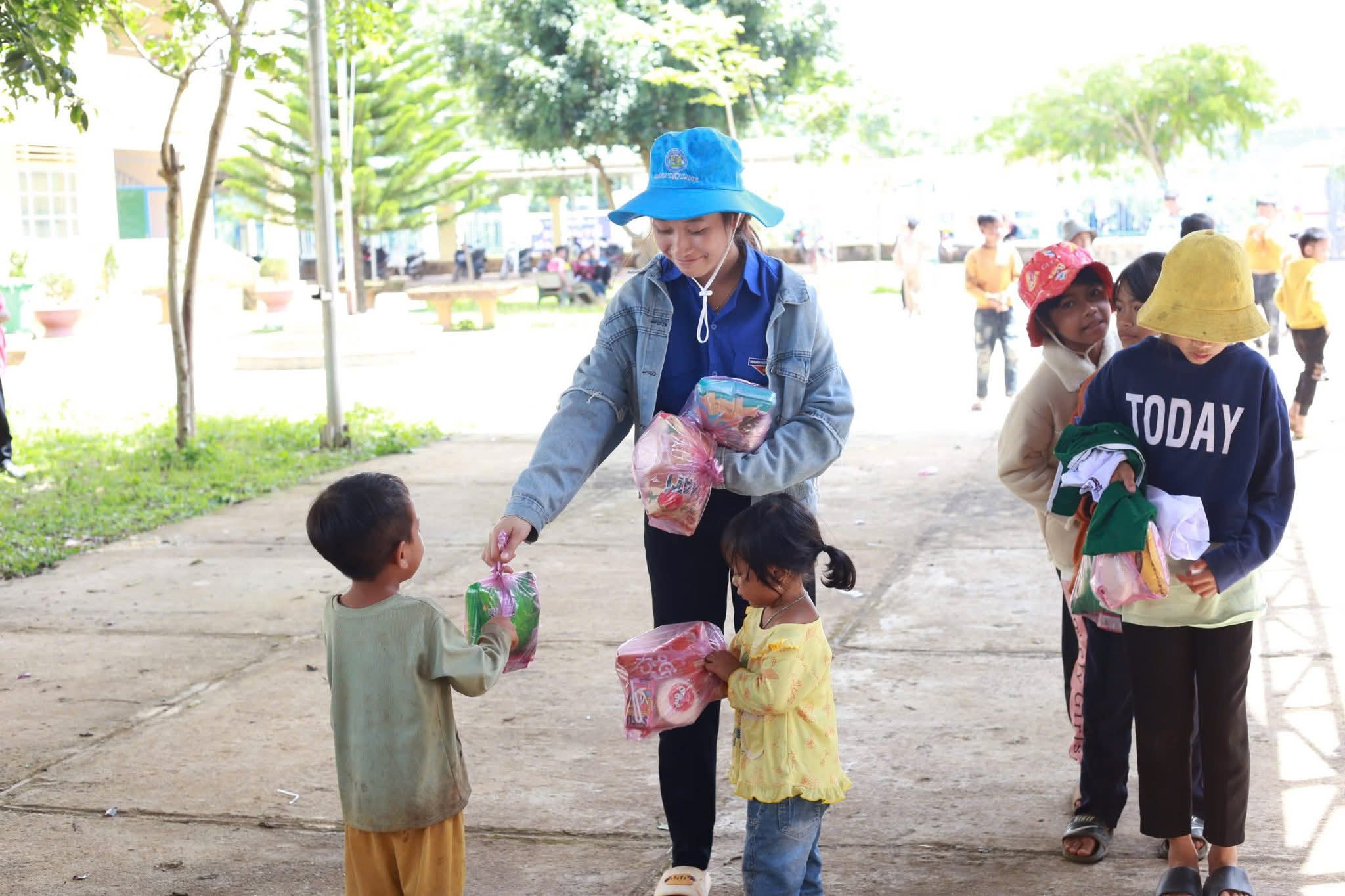 Các tình nguyện viên trao quà cho các em học sinh