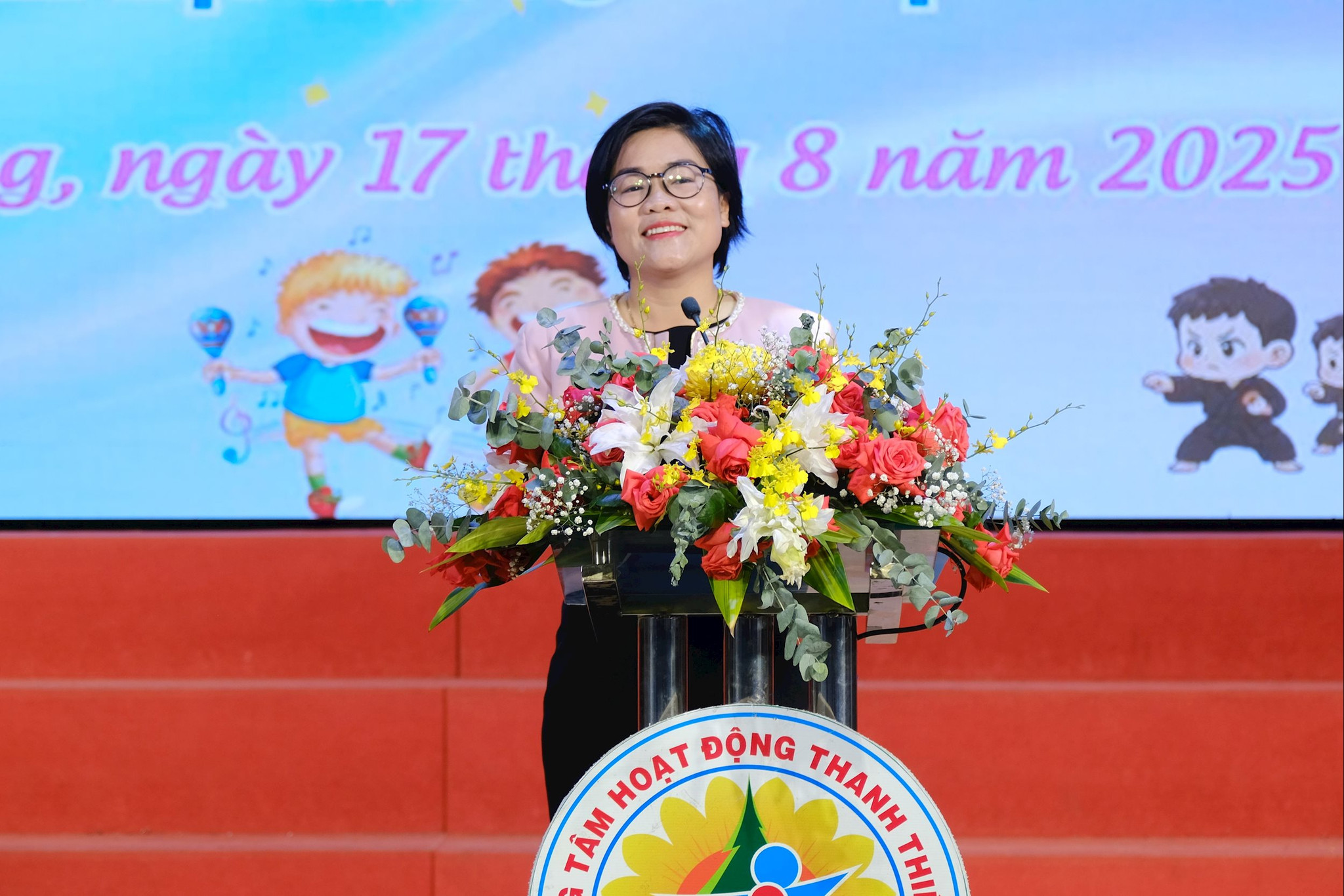 Giám đốc Trung tâm Hoạt động Thanh thiếu nhi tỉnh Lâm Đồng Trịnh Thị Loan phát biểu khai mạc chương trình